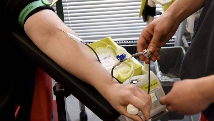 Eşcinsellere uygulanan kan bağışı yasağı süresi düşürülüyor