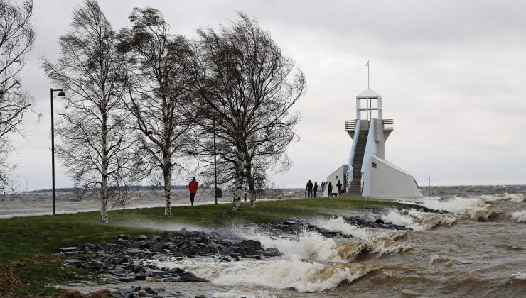 Fırtına Hayatı Olumsuz Etkiliyor, Elektrik Kesintileri ve Sefer İptalleri Yaşanıyor