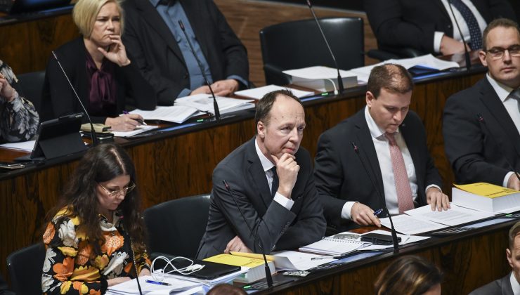 Korona aşısı hükümet içinde ve muhalefette tartışmalara sebep oluyor