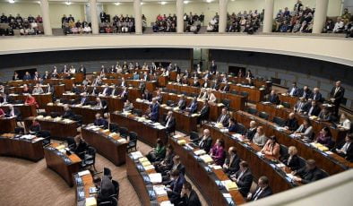 Koronavirüs parlamentoya girdi, Başbakanın testi negatif çıktı