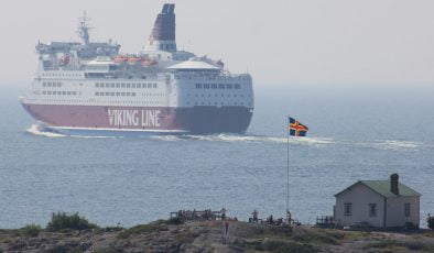 Viking Line gemisi Åland Adalarında karaya oturdu, gemi su alıyor