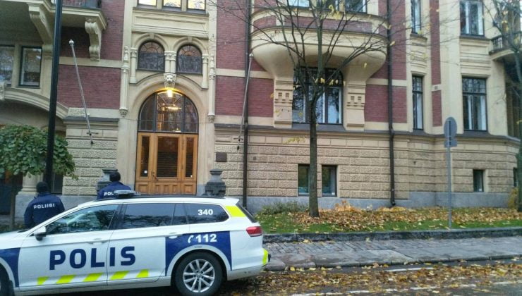 T.C. Helsinki Büyükelçiliği önünde protesto gösterisi