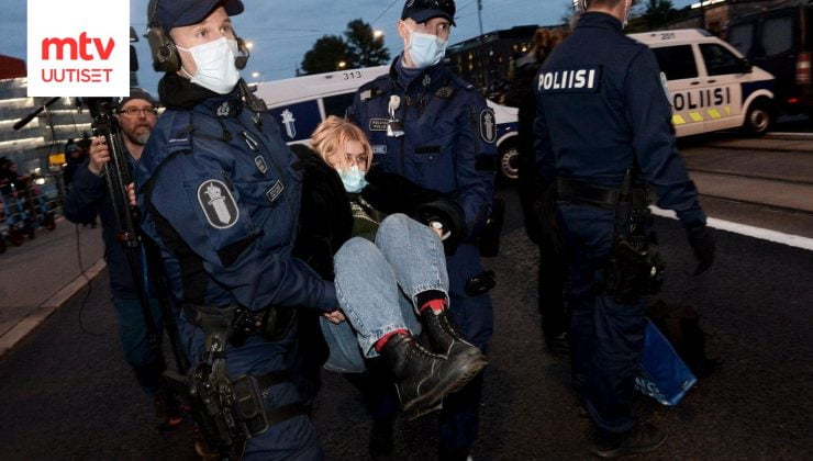 SON DAKİKA! Çevreciler Helsinki trafiğini kilitledi