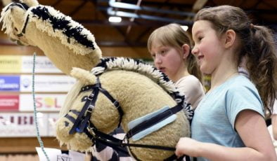 Hobby Horsing (At başlı değneğe binme) Finlandiya’da Yaygınlaşıyor.