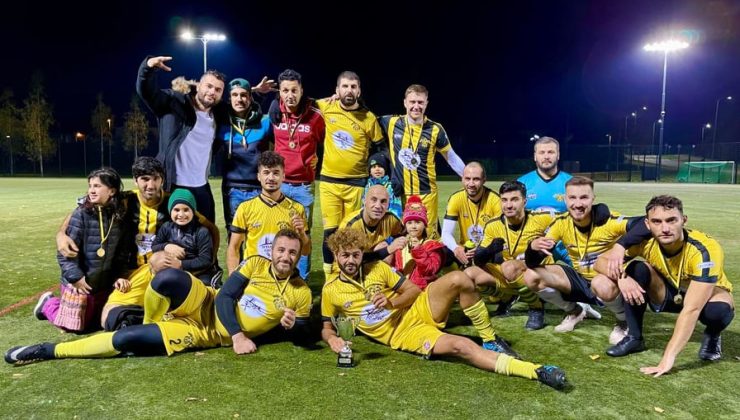 FC Anatolian Kotkat şampiyonluk kupasını kaldırdı