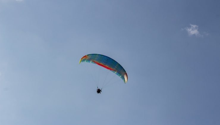 Acemi paraşütçü yüksek gerilim hattında asılı kaldı