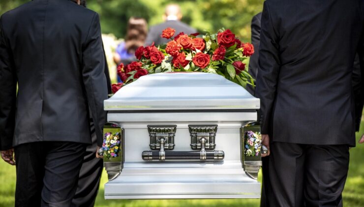 Finler cesetleri kompostlamayı ve suda yakmayı tartışıyor