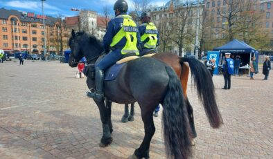 Fin Polisi İsveç’teki bir futbol maçında görev aldı
