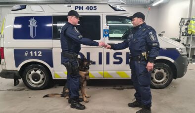 Polis köpeği kayıp çocuğu kar altında buldu ve kurtardı