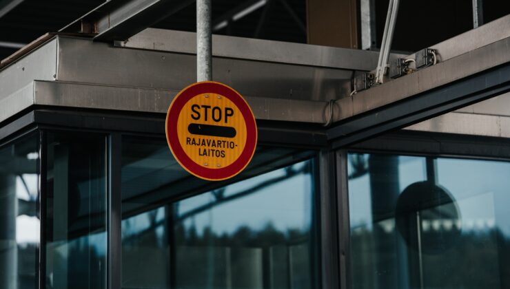 Finlandiya diken üzerinde, sınır kapılarını süresiz olarak kapattı