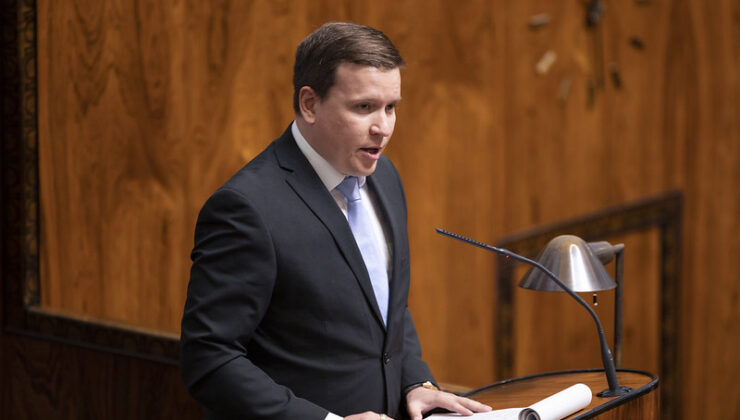 Cinsel azınlıkları destekleyen aşırı sağcı bakan İslamlaşmaya karşı çıkıyor