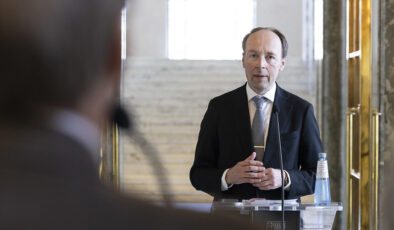 Aşırı sağ aşırılıkları kınayamıyor; Meclis Başkanı net duruş sergileyemedi