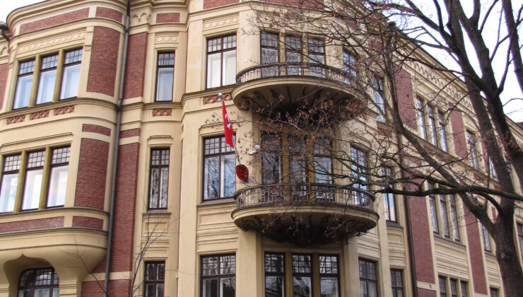 Bağnaz zihniyet Helsinki’de İmamoğlu protestosu sırasında yine ortaya çıktı
