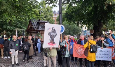 SON DAKİKA! Helsinki’de Orpo hükümetini binlerce kişi protesto ediyor