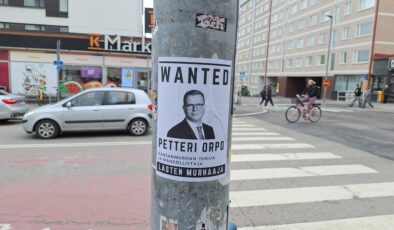 Jyväskylä sokaklarında Orpo ve Netanyahu karşıtı afişler