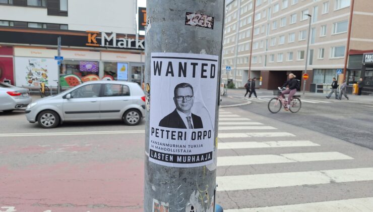 Jyväskylä sokaklarında Orpo ve Netanyahu karşıtı afişler
