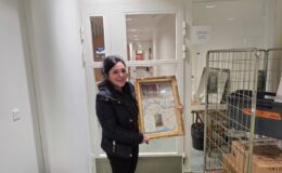 Huriye Çağlar geri dönüşüm konteynerinde bulduğu tarihi belgeyi Askerî Müze’ye bağışladı