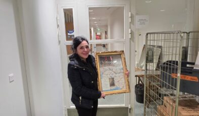 Huriye Çağlar geri dönüşüm konteynerinde bulduğu tarihi belgeyi Askerî Müze’ye bağışladı