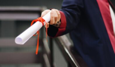 Fince ve İsveççe bilmeseniz de üniversite eğitimi alabileceksiniz