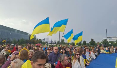 Helsinki’de binlerce kişi Ukrayna’nın Bağımsızlık Günü için yürüdü