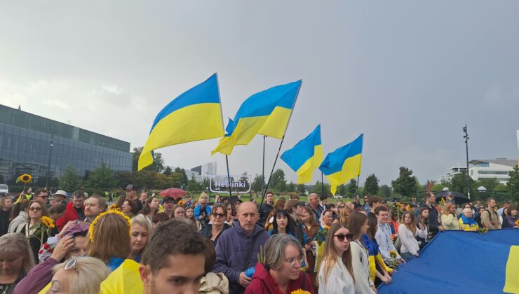 Helsinki’de binlerce kişi Ukrayna’nın Bağımsızlık Günü için yürüdü